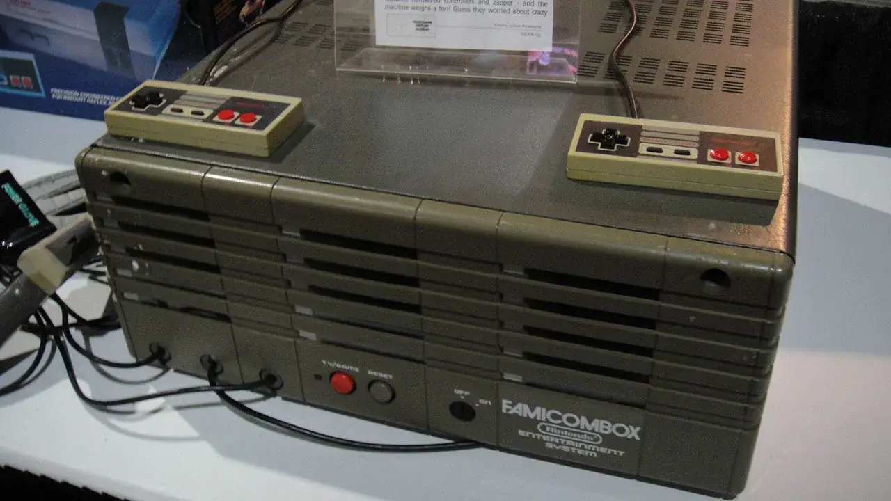 جهاز FamicomBox الأسطوري يظهر بحالة ممتازة في مكان غير متوقع